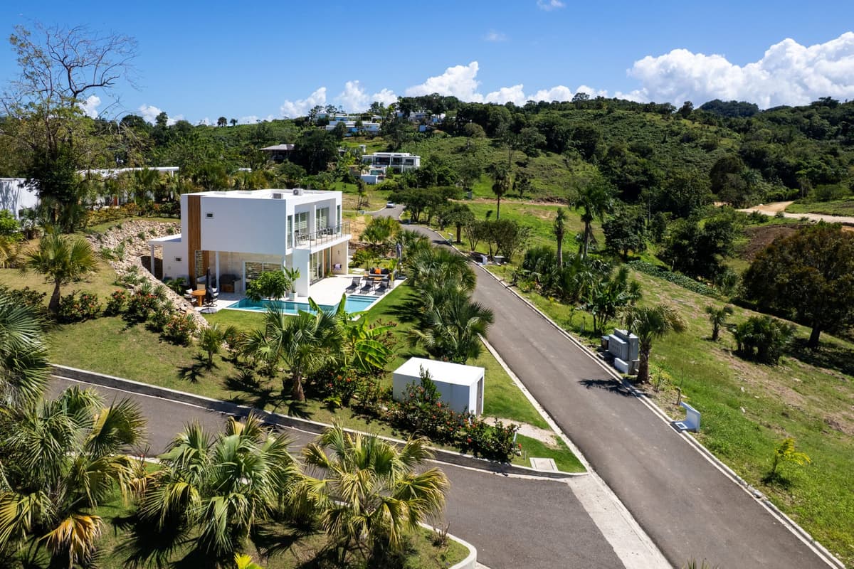 Refined Mountain Villa. Just Minutes from the City Center. (Price down grade from 429 to 399) - Image 4