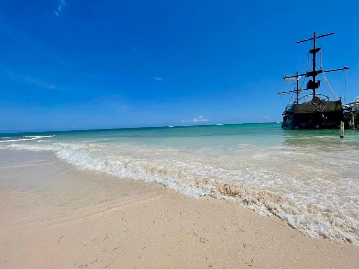 Stylish Beachside Condo in Los Corales, Punta Cana - Image 4