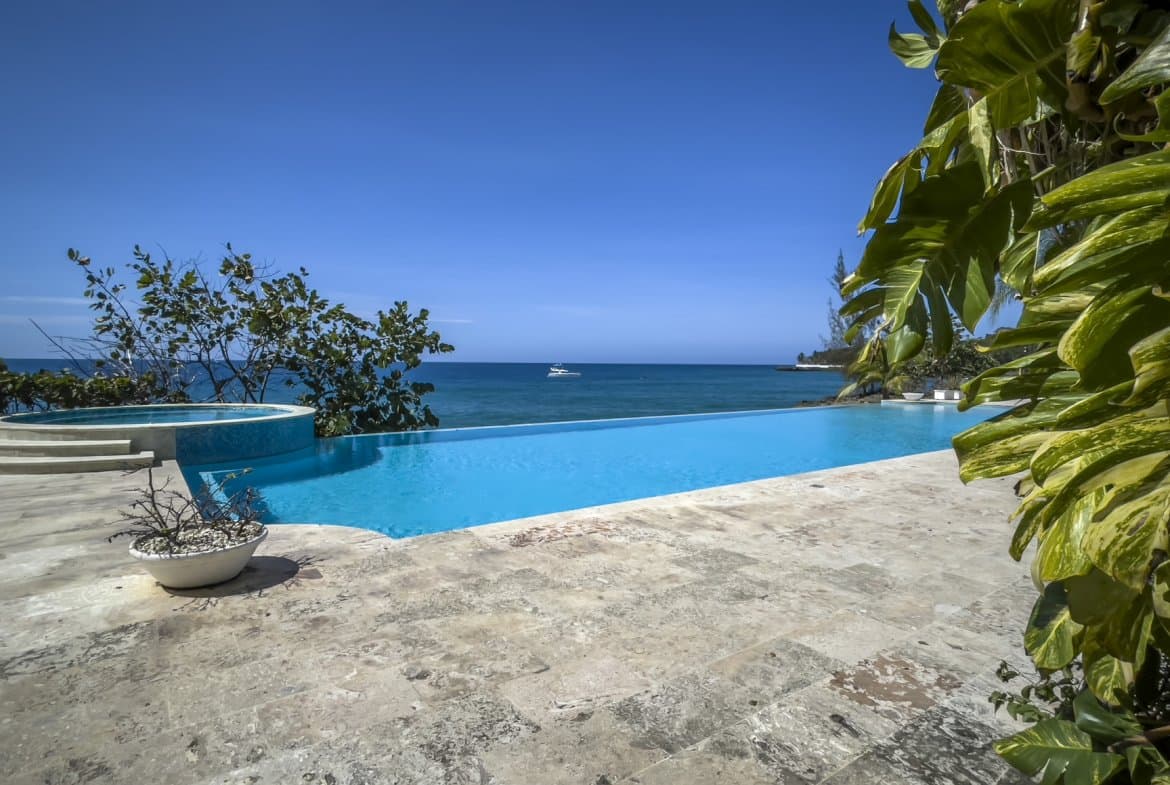 Hispaniola Beach: Stunning 2-Bedroom Oceanfront Condo