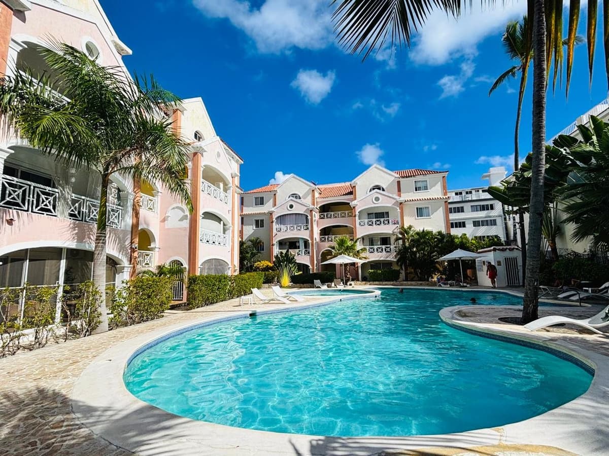 Pool Level Luxury in El Dorado - Image 2