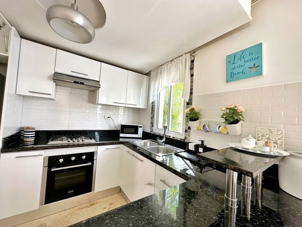 Spacious 4 BR townhouse, move-in or rental ready, just minutes walking to the beach – Los Corales - Image 3