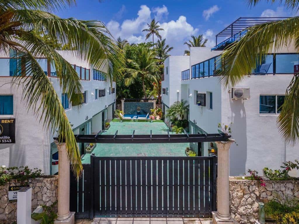 Spacious 4 BR townhouse, move-in or rental ready, just minutes walking to the beach – Los Corales