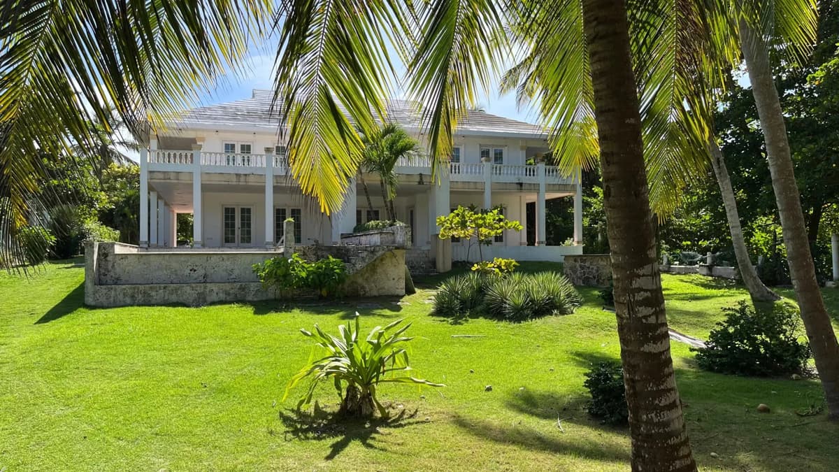 Shore Palace extravagant 8 BR beach front villa - Uvero Alto - Image 2