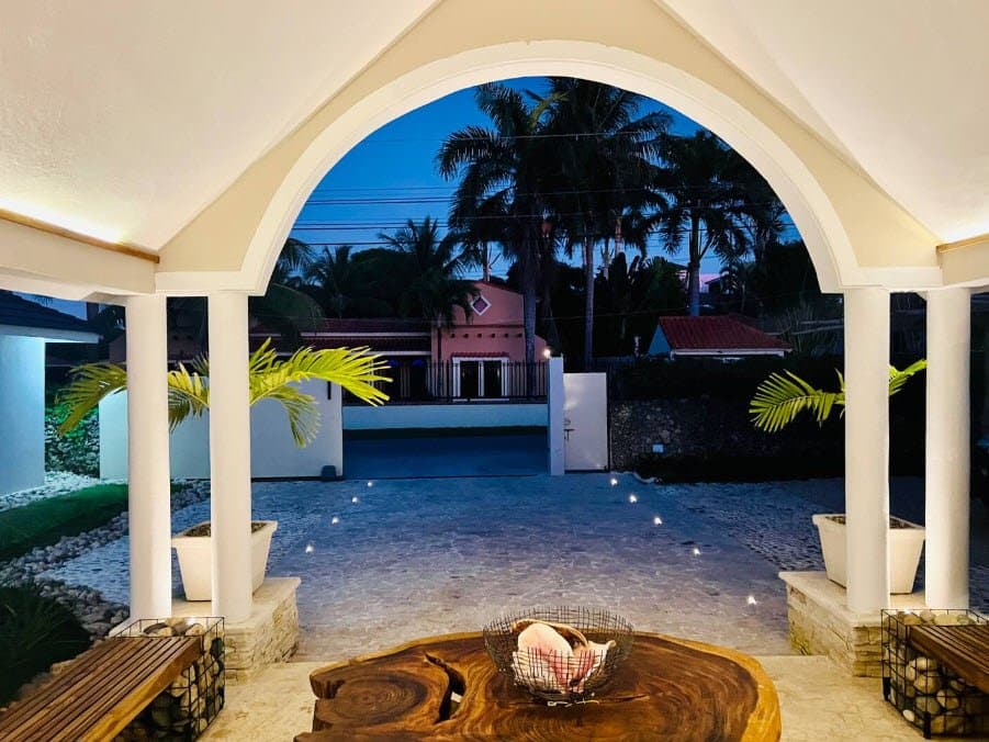 Villa Sun & Soul: Stunning 9BR Beachside Retreat in Escondido Bay - Image 5