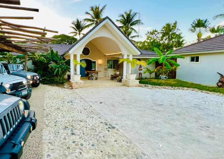 Villa Sun & Soul: Stunning 9BR Beachside Retreat in Escondido Bay - Image 4