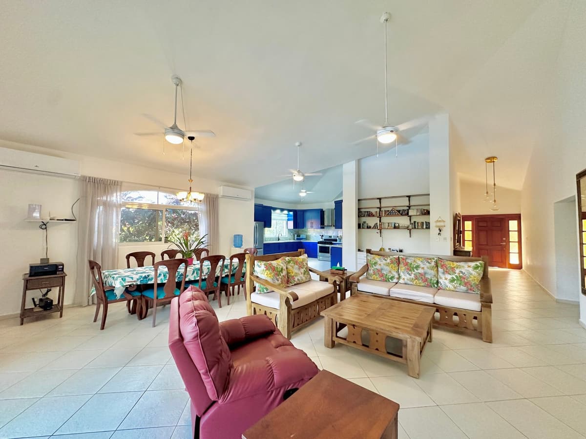 Casa Linda Phase 3-6 – Spacious 4-bedroom villa for sale - Image 4