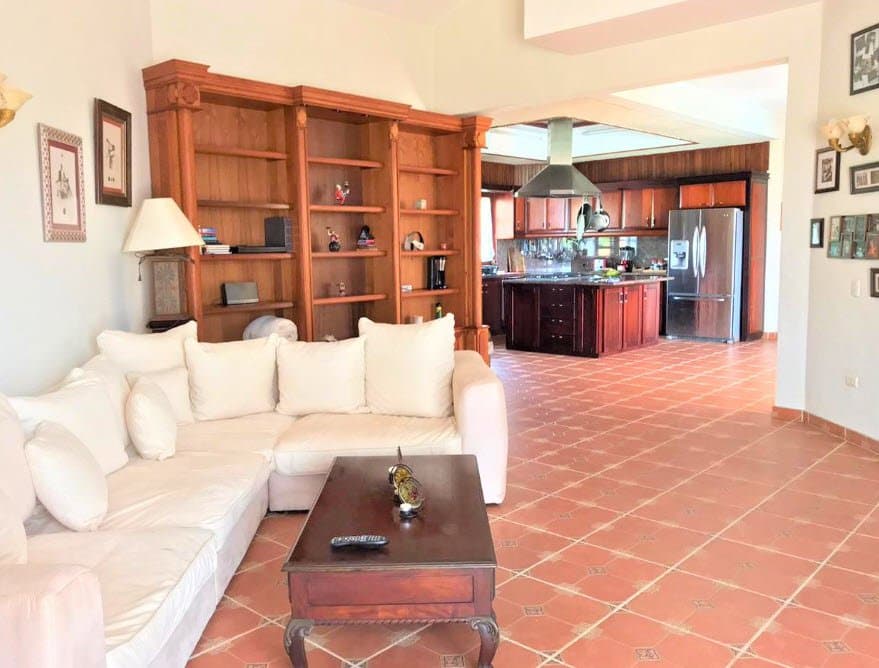 Beautiful 5 Bedroom Villa For Sale in Gated Lomas Mironas - Image 5