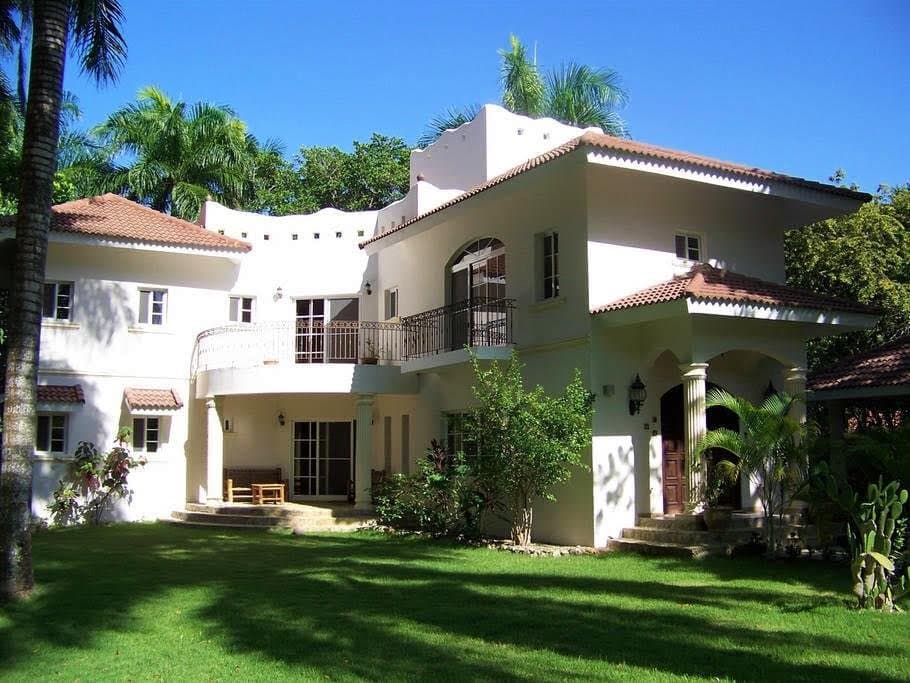4 BEDROOM VILLA FOR SALE. WALK TO THE BEACH! - Image 3