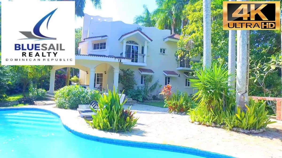4 BEDROOM VILLA FOR SALE. WALK TO THE BEACH!