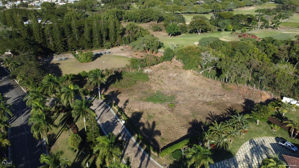 Amplios Solares en Proyecto cerrado - Image 2