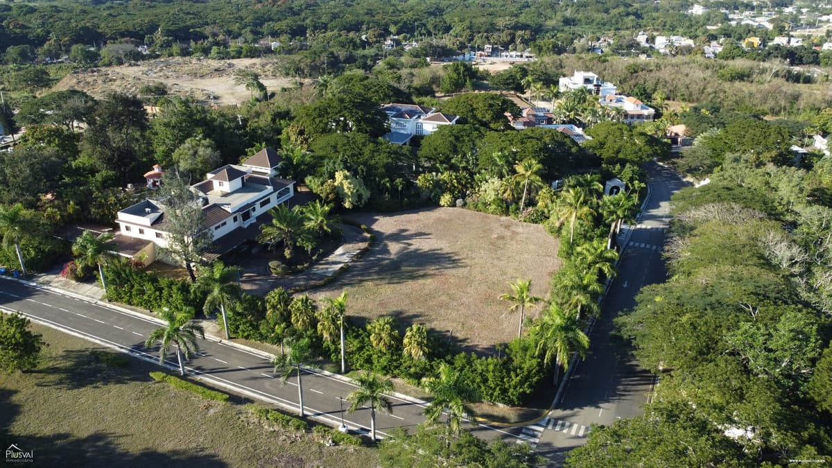 Amplios Solares en Proyecto cerrado - Image 3