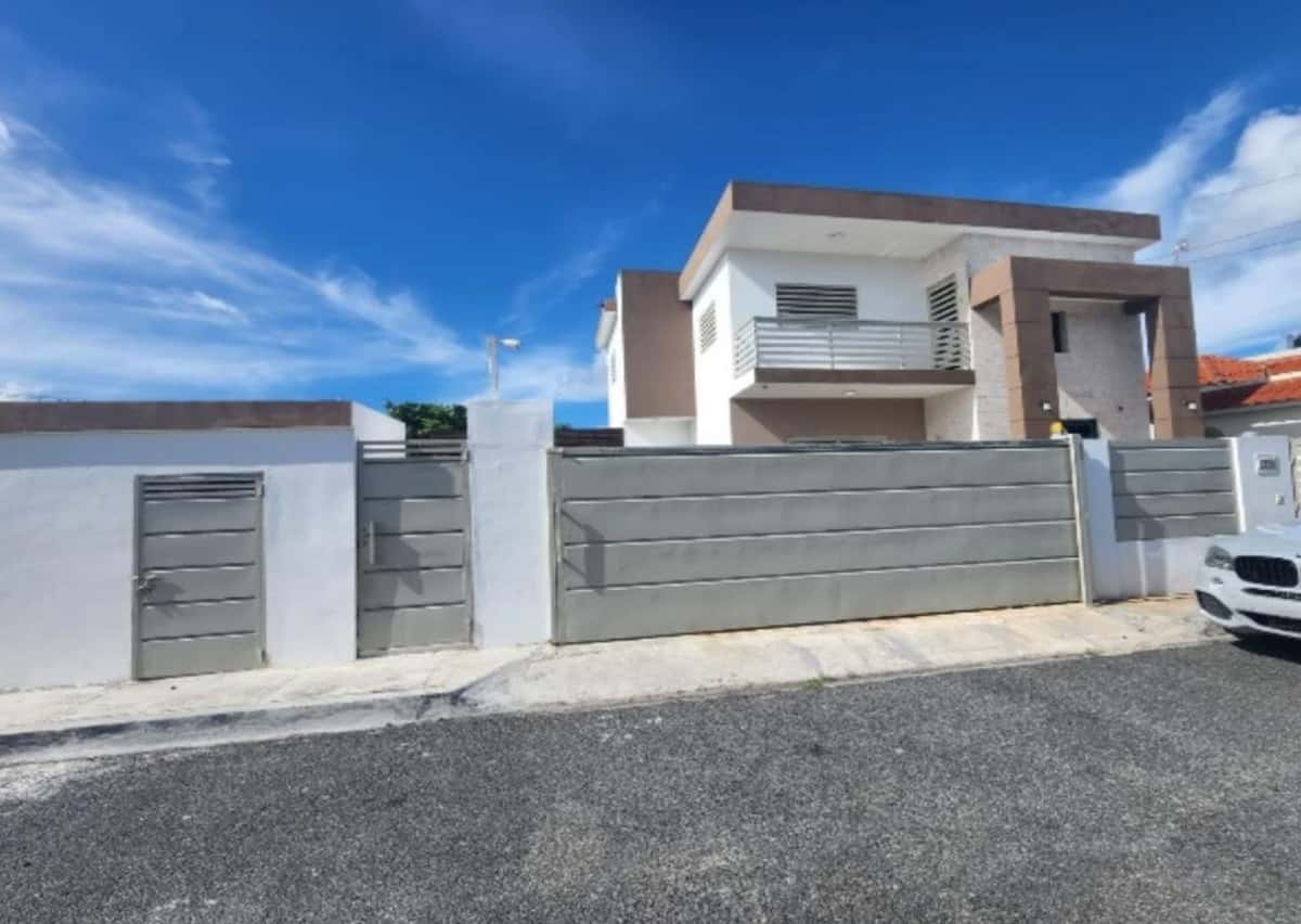 Modern 3 BR Villa with private pool and solar panels in centric location - Pueblo Bavaro