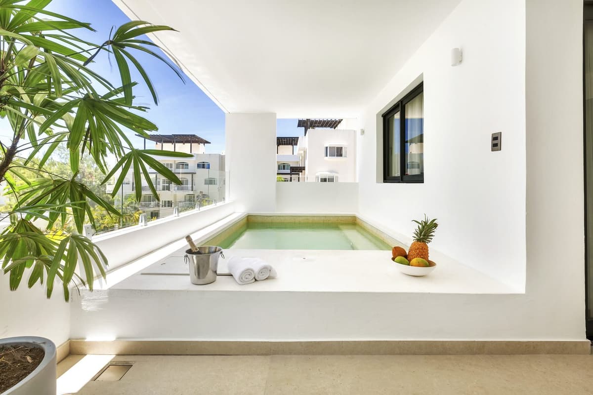 Luxury 2-Bedroom Condo with Private Jacuzzi & Ocean View - Image 1
