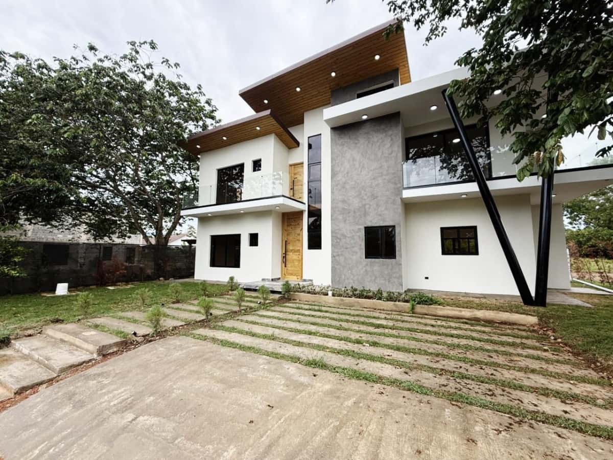 Villa Serena, Jarabacoa: Brand new villa for sale with heated pool