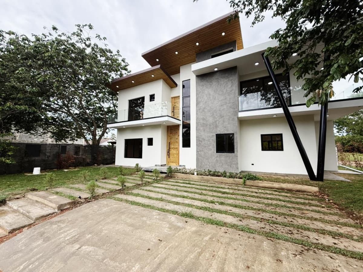 Villa Serena, Jarabacoa: Brand new villa for sale with heated pool