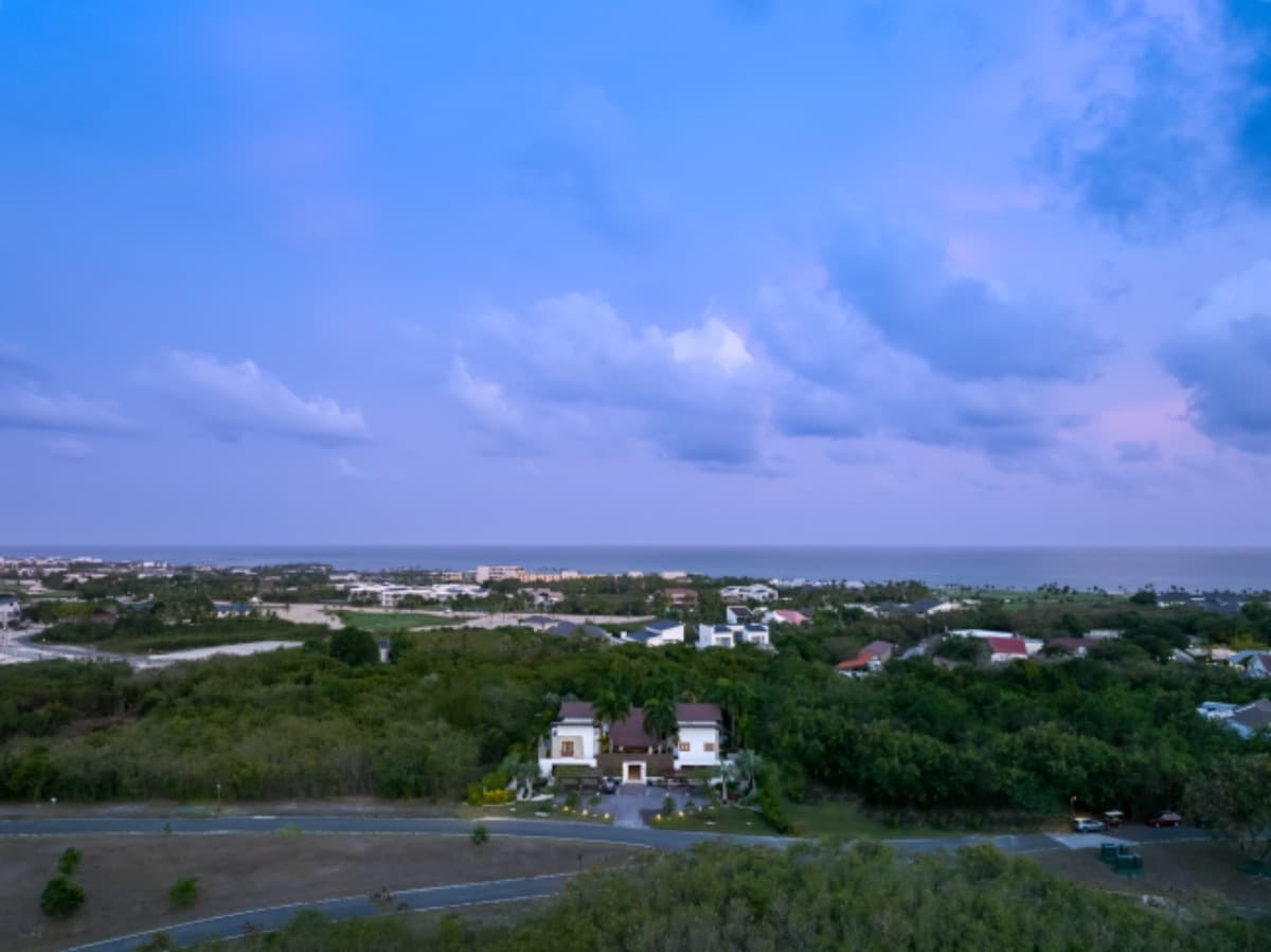 Elegant Furnished Villa in Cap Cana, 5 Bedrooms + 2 Service Quarters - Image 2