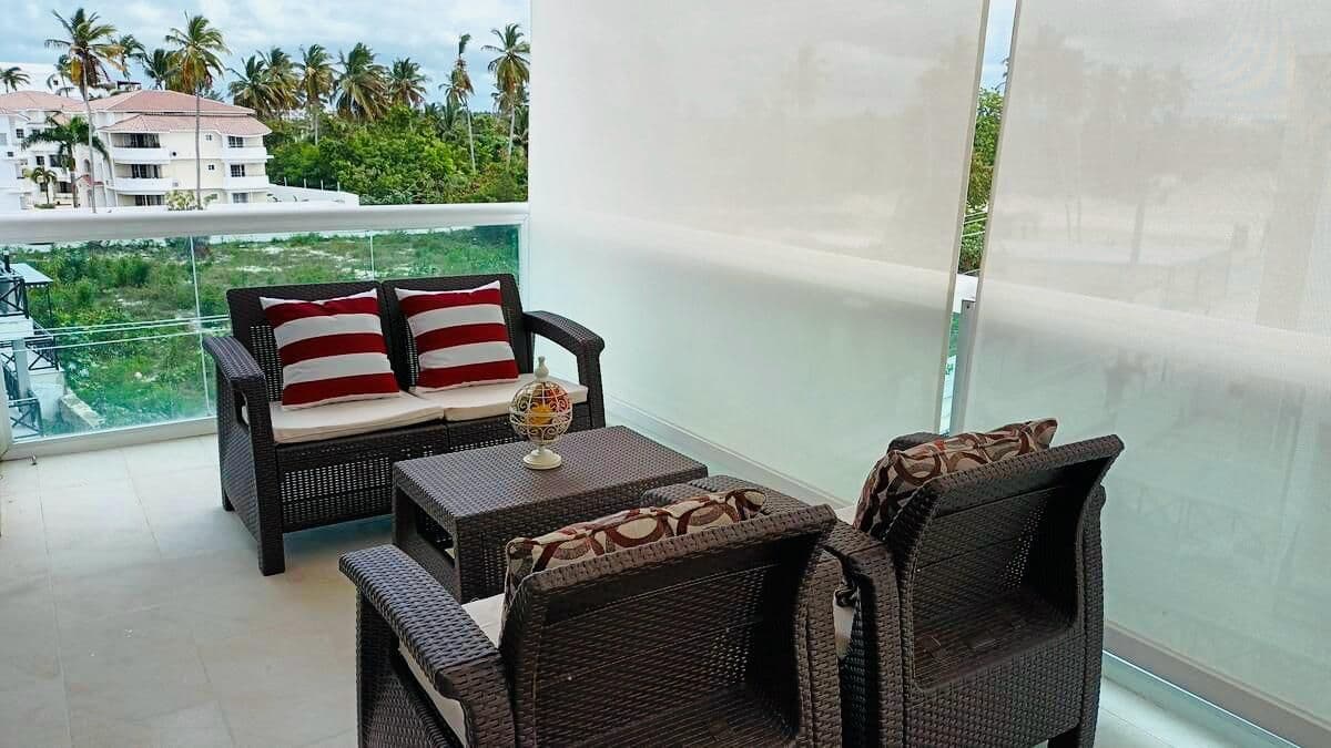 Spacious Top-Floor 2-Bedroom Apartment | Fully Furnished and Airbnb-Ready - Image 2