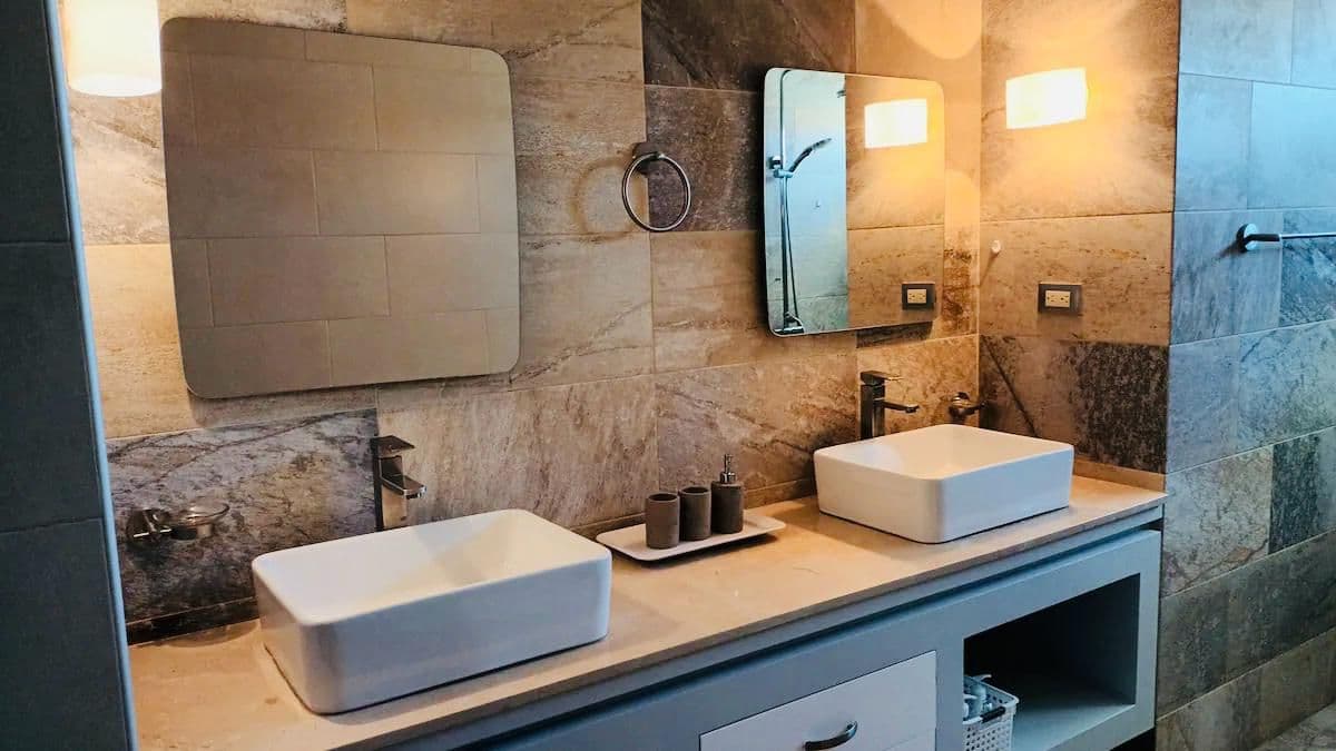 Spacious Top-Floor 2-Bedroom Apartment | Fully Furnished and Airbnb-Ready - Image 5