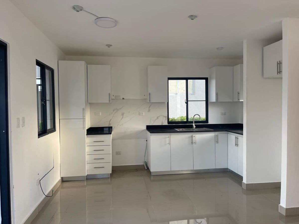 VILLA MODERNA 101 M² EN BÁVARO | 2 PARQUEOS + PATIO | USD 130,000 - Image 3
