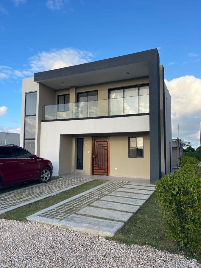 VILLA MODERNA 101 M² EN BÁVARO | 2 PARQUEOS + PATIO | USD 130,000
