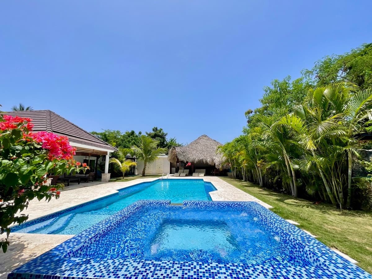 Exceptional 9-Bedroom Villa Near the Beach in Escondido Bay - Image 5