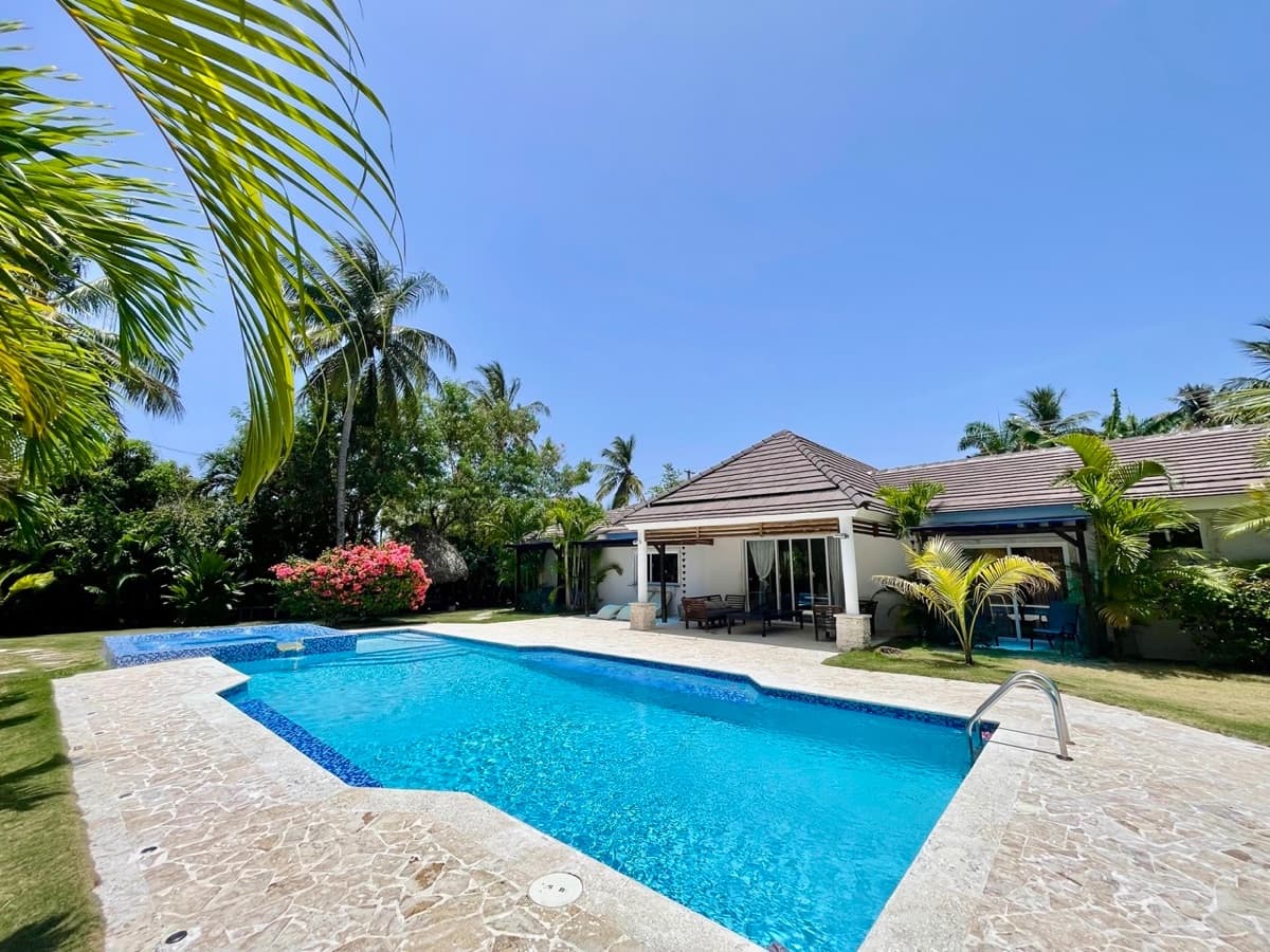 Exceptional 9-Bedroom Villa Near the Beach in Escondido Bay - Image 2