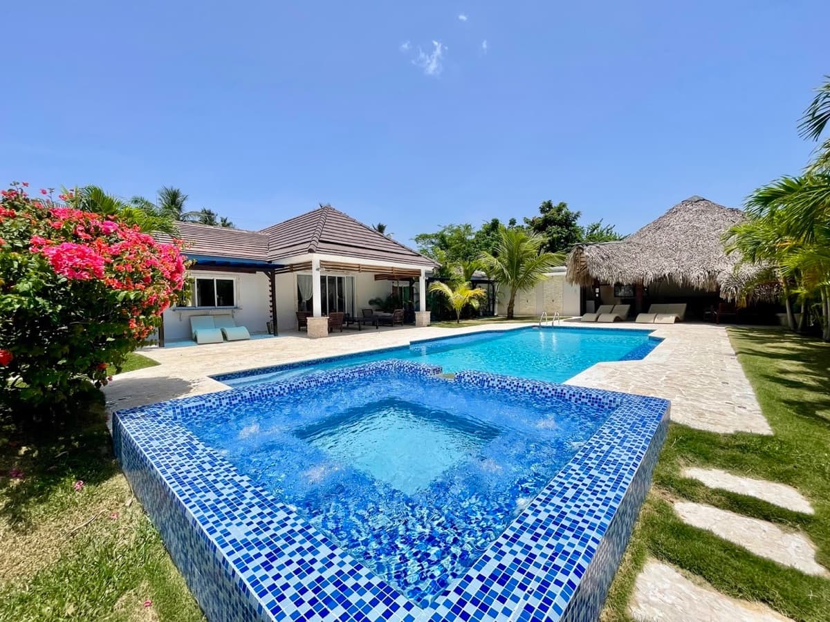 Exceptional 9-Bedroom Villa Near the Beach in Escondido Bay - Image 3