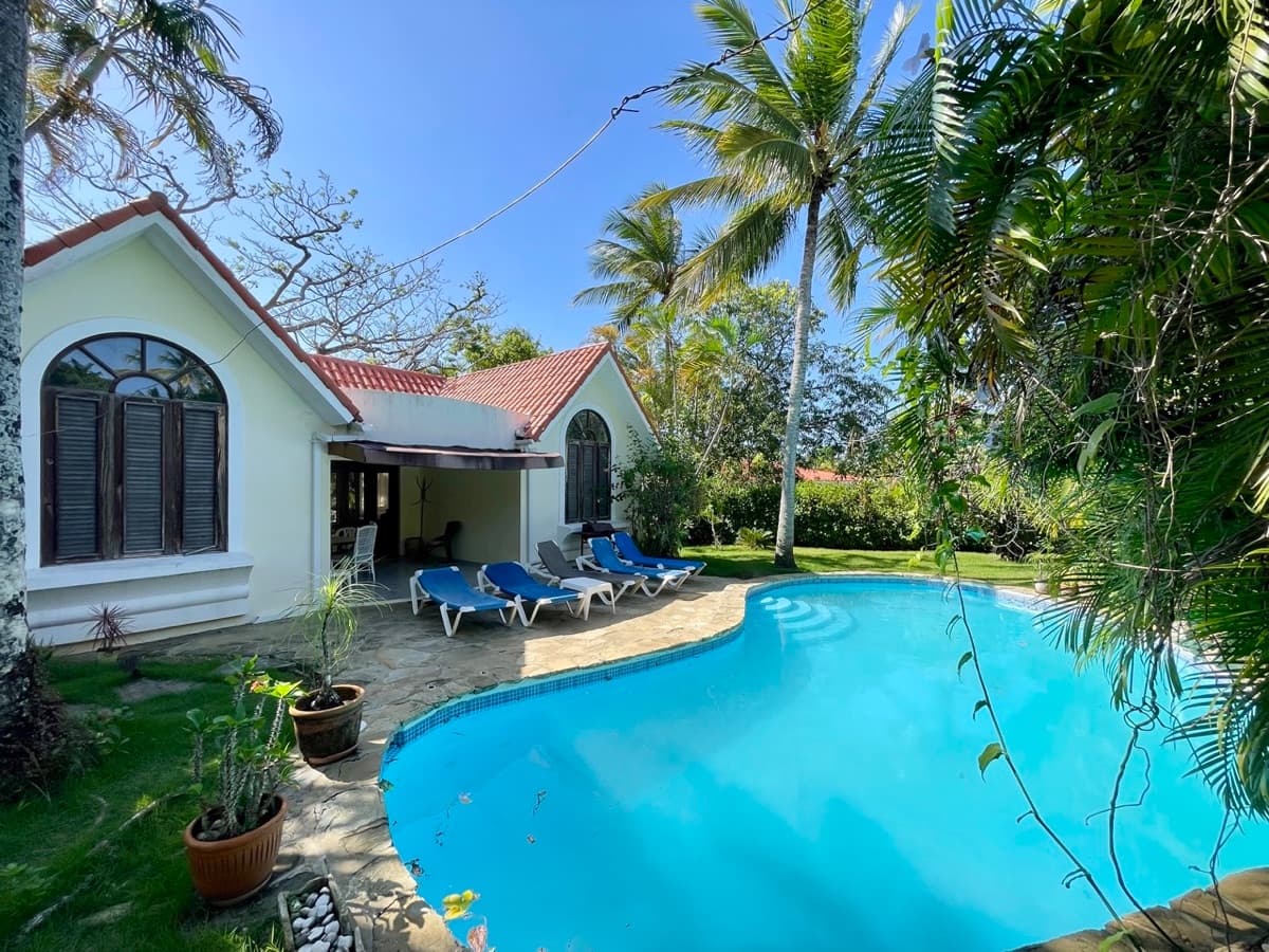 Fully Furnished Caribbean Villa with Private Pool – Excellent Value & Renovation Potential - Image 1