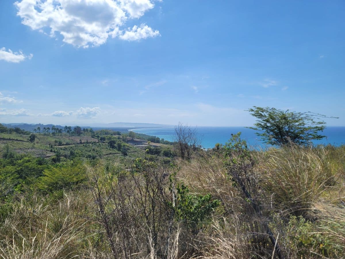 Terreno en venta con vista al mar en Gaspar Hernández - Image 2
