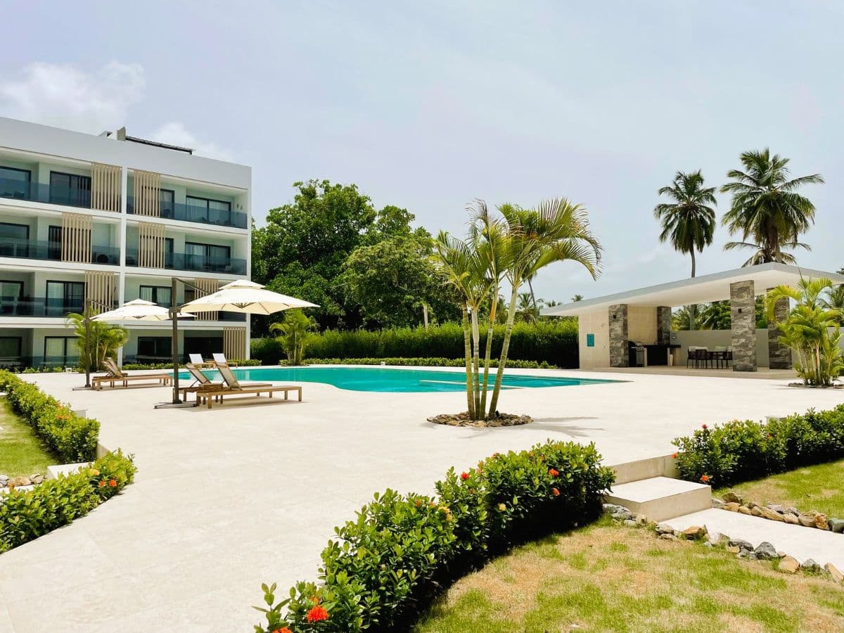 Ground Floor Walk-Out to the Pool - Image 1