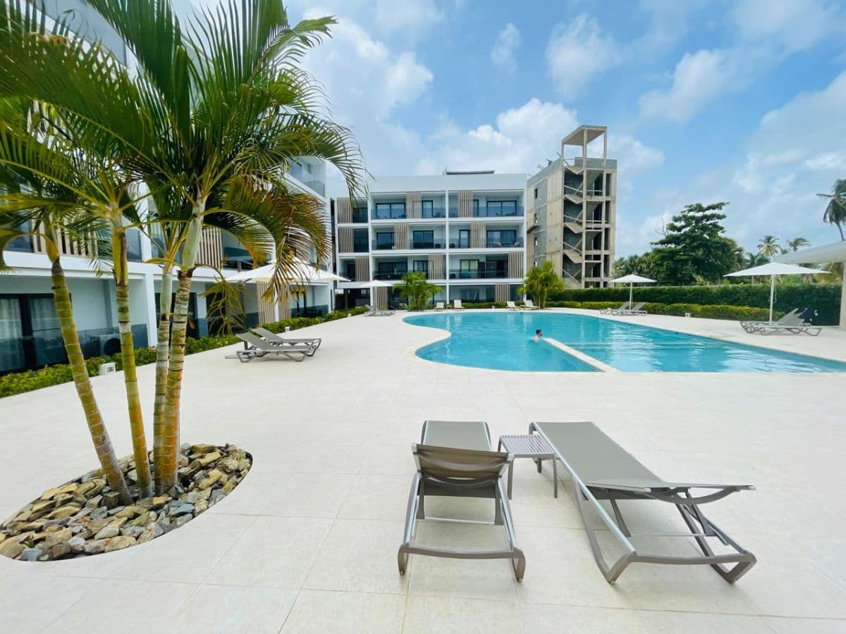 Ground Floor Walk-Out to the Pool - Image 5