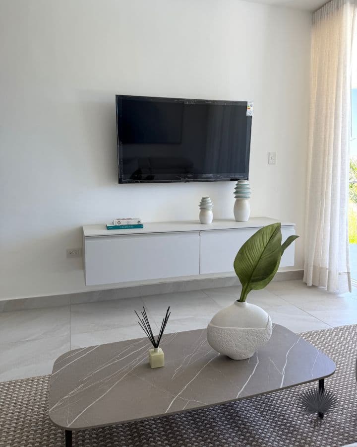 Spacious 2 Bedroom Condos with Beach Access - Image 4