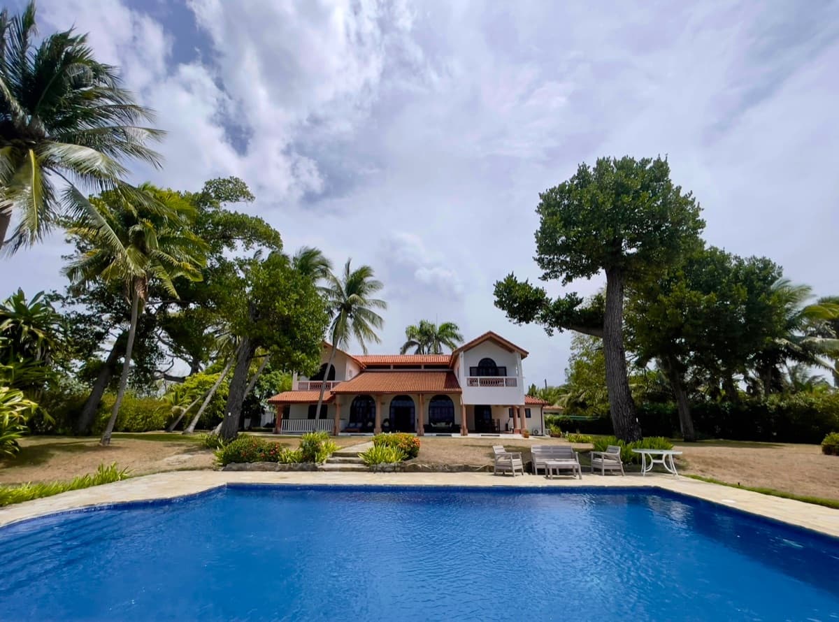 A Rare Oceanfront Opportunity — 5,400 m² of Land in Two Lots - EXCEPTIONAL COLONIAL-STYLE OCEANFRONT ESTATE — Playa Chiquita, Sosúa - Image 1