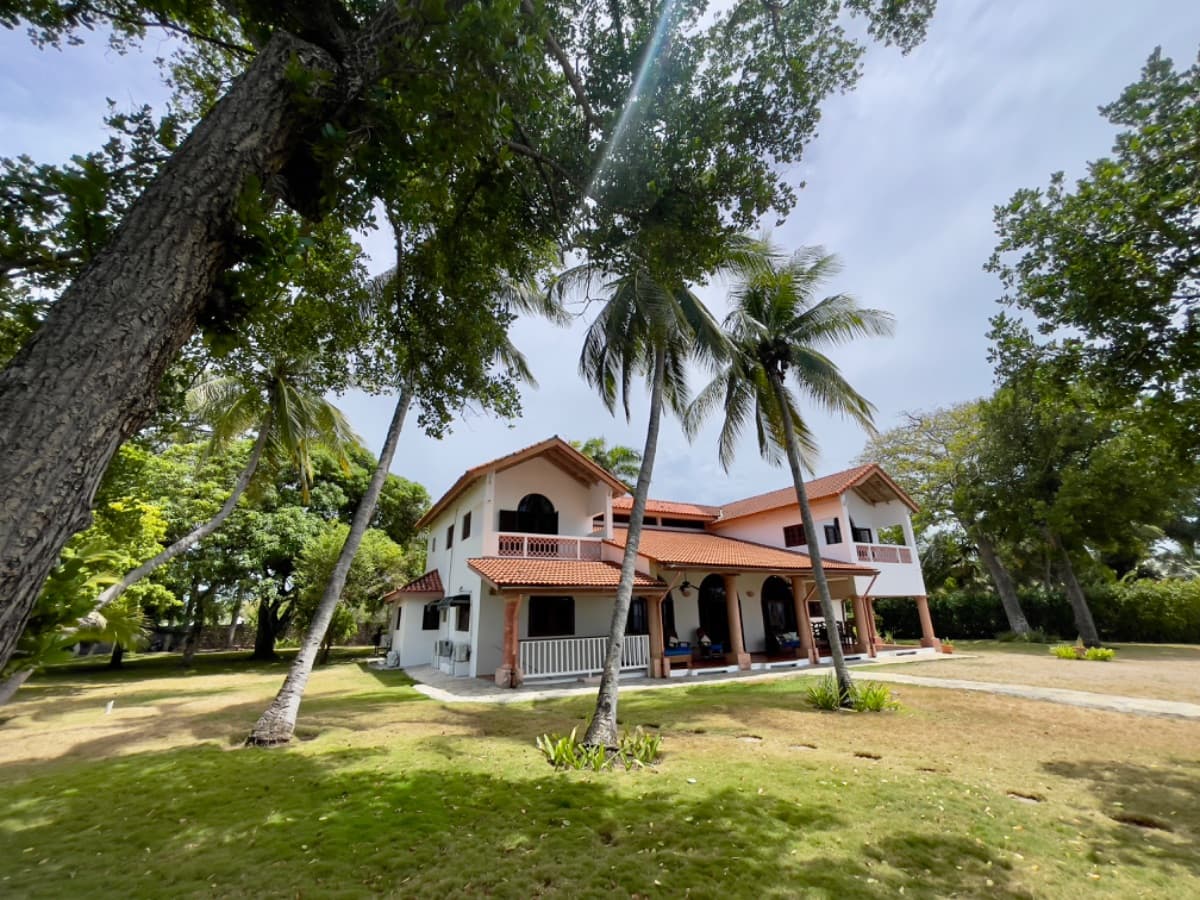 A Rare Oceanfront Opportunity — 5,400 m² of Land in Two Lots - EXCEPTIONAL COLONIAL-STYLE OCEANFRONT ESTATE — Playa Chiquita, Sosúa - Image 3