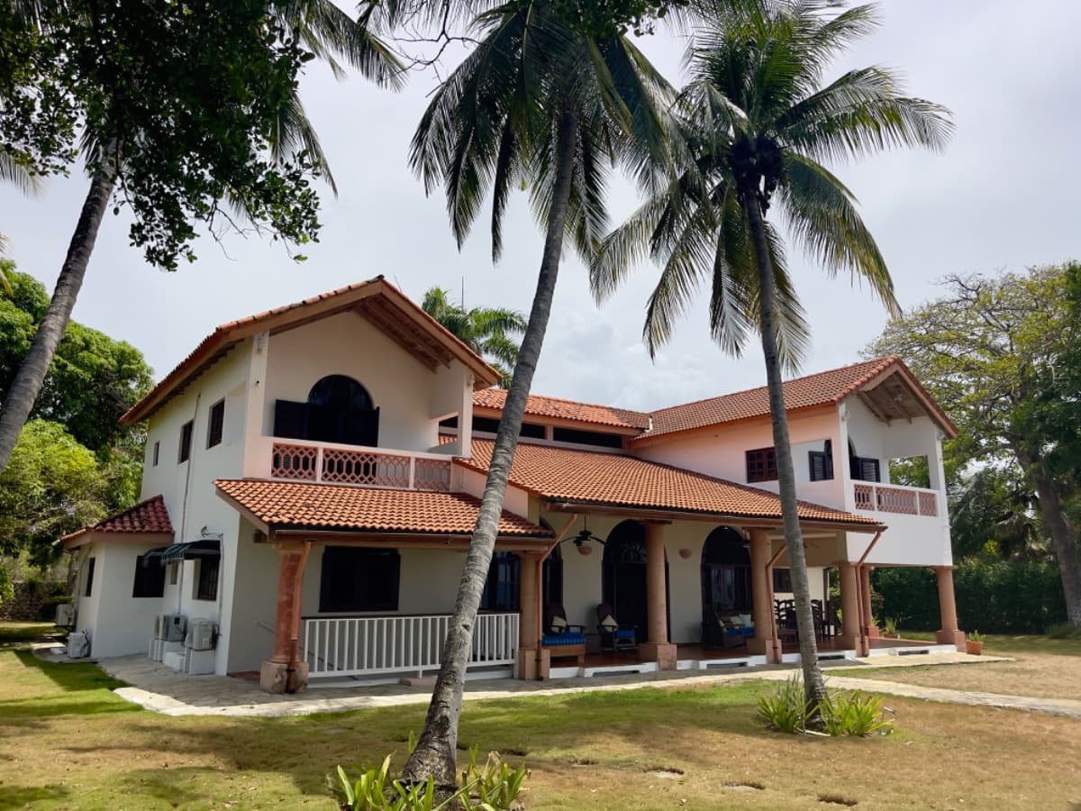 A Rare Oceanfront Opportunity — 5,400 m² of Land in Two Lots - EXCEPTIONAL COLONIAL-STYLE OCEANFRONT ESTATE — Playa Chiquita, Sosúa - Image 4
