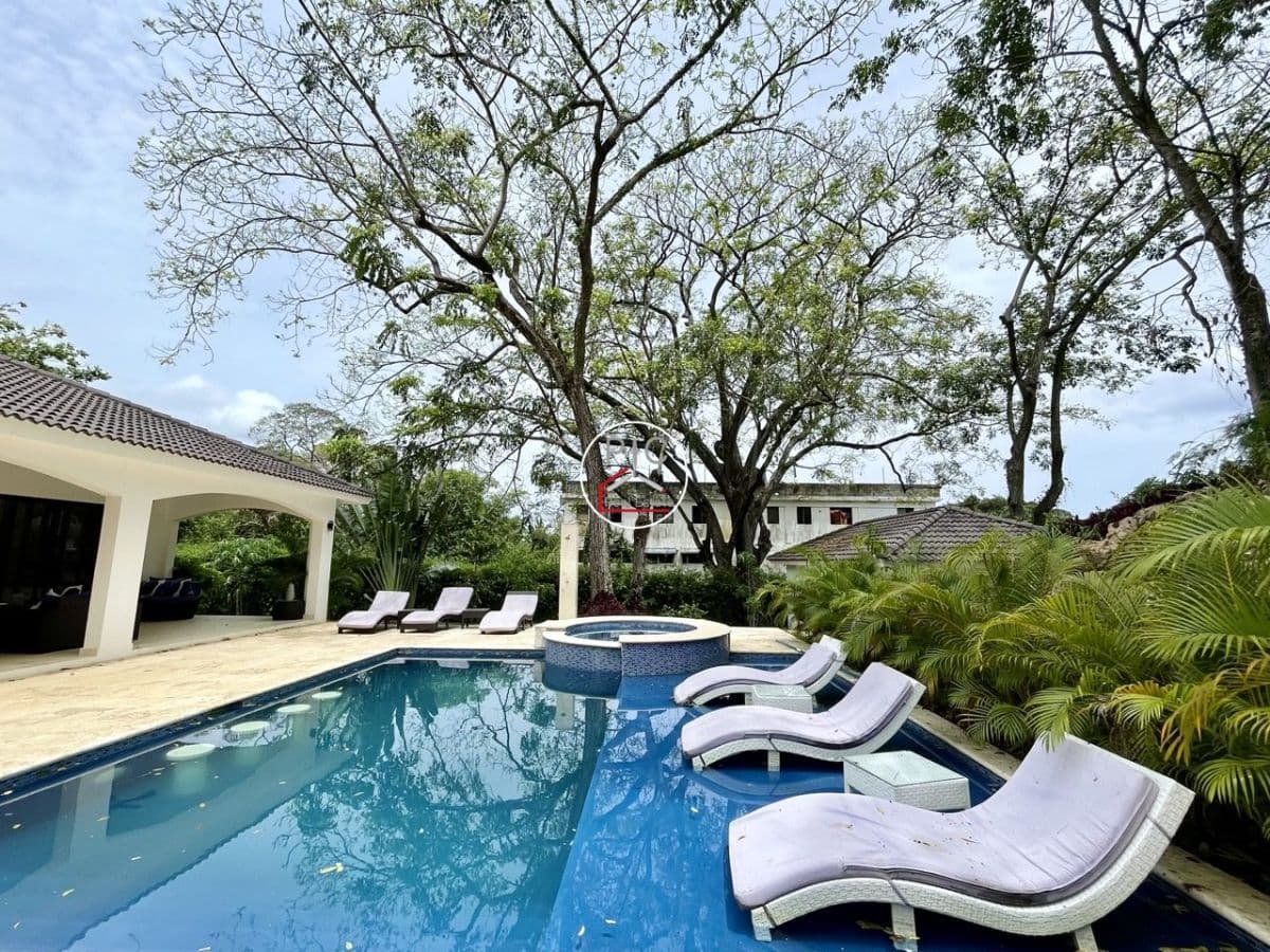 Spacious and Modern 4-Bedroom Villa with Guest Suite, Pool, Jacuzzi & Outdoor Kitchen - Image 1