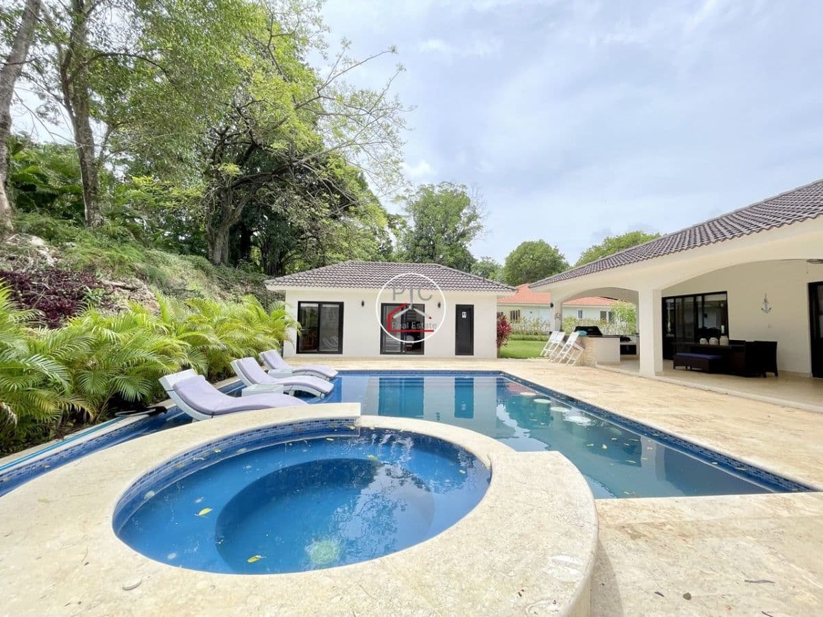 Spacious and Modern 4-Bedroom Villa with Guest Suite, Pool, Jacuzzi & Outdoor Kitchen - Image 2