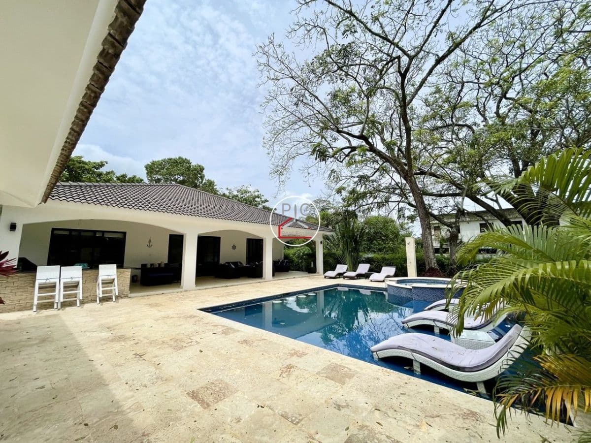Spacious and Modern 4-Bedroom Villa with Guest Suite, Pool, Jacuzzi & Outdoor Kitchen - Image 3
