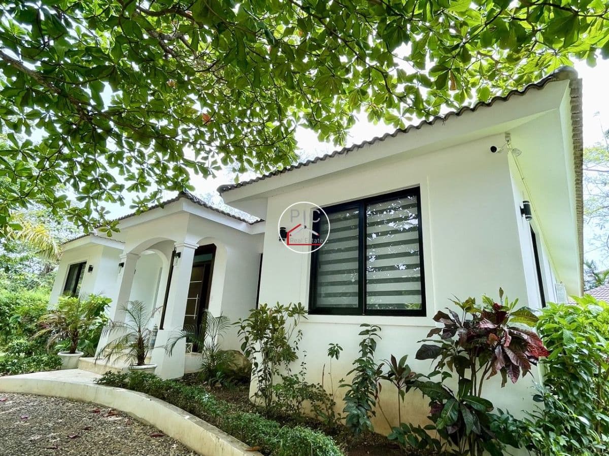 Spacious and Modern 4-Bedroom Villa with Guest Suite, Pool, Jacuzzi & Outdoor Kitchen - Image 4