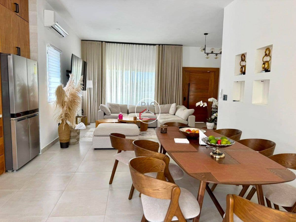 Luxury Villa with Guesthouse in Prime Tropical Setting - Image 2