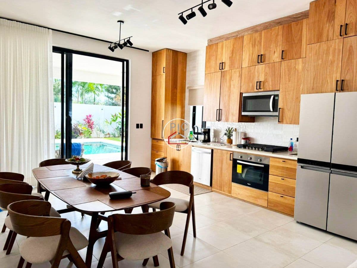 Luxury Villa with Guesthouse in Prime Tropical Setting - Image 3