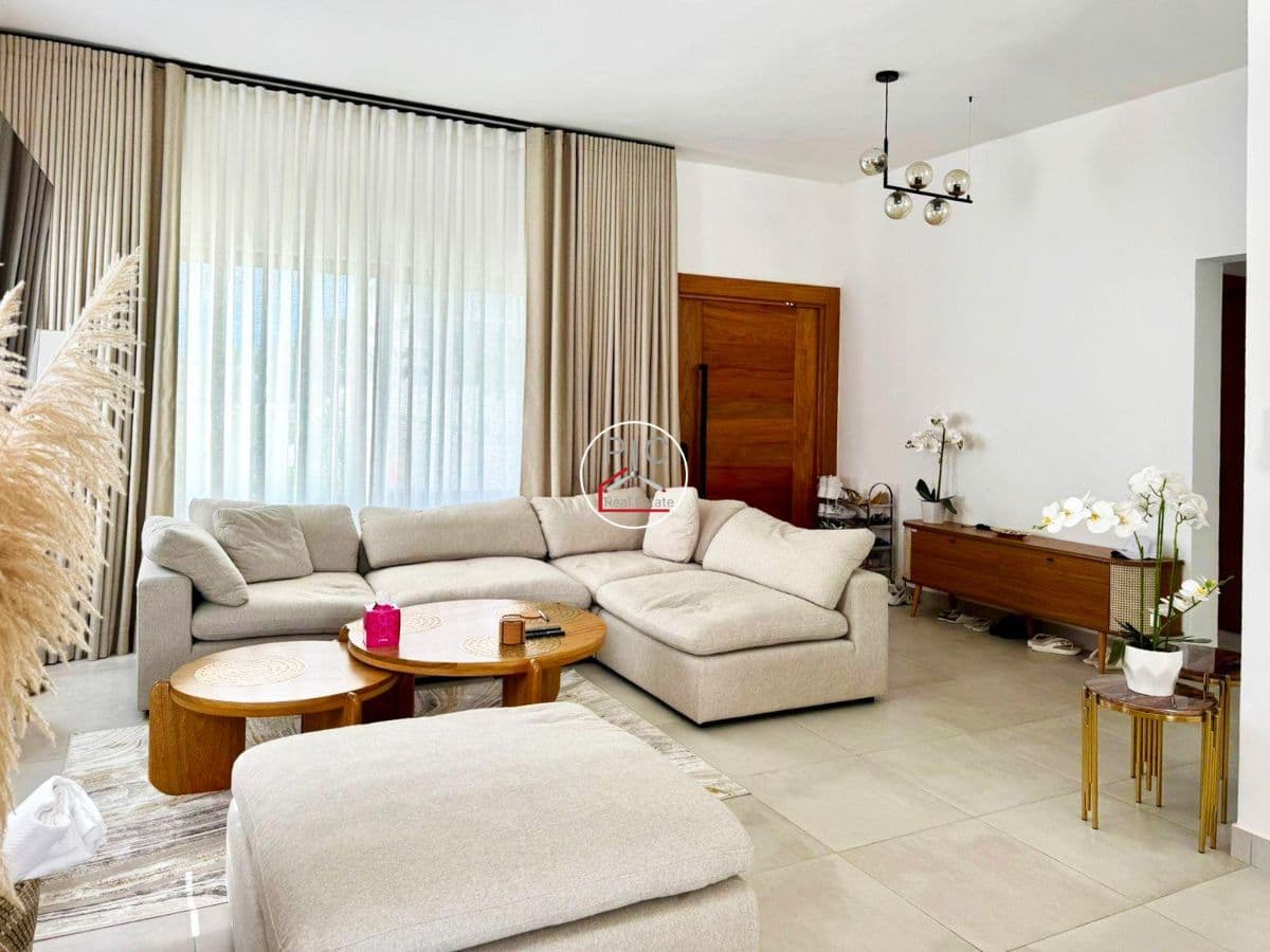 Luxury Villa with Guesthouse in Prime Tropical Setting - Image 4