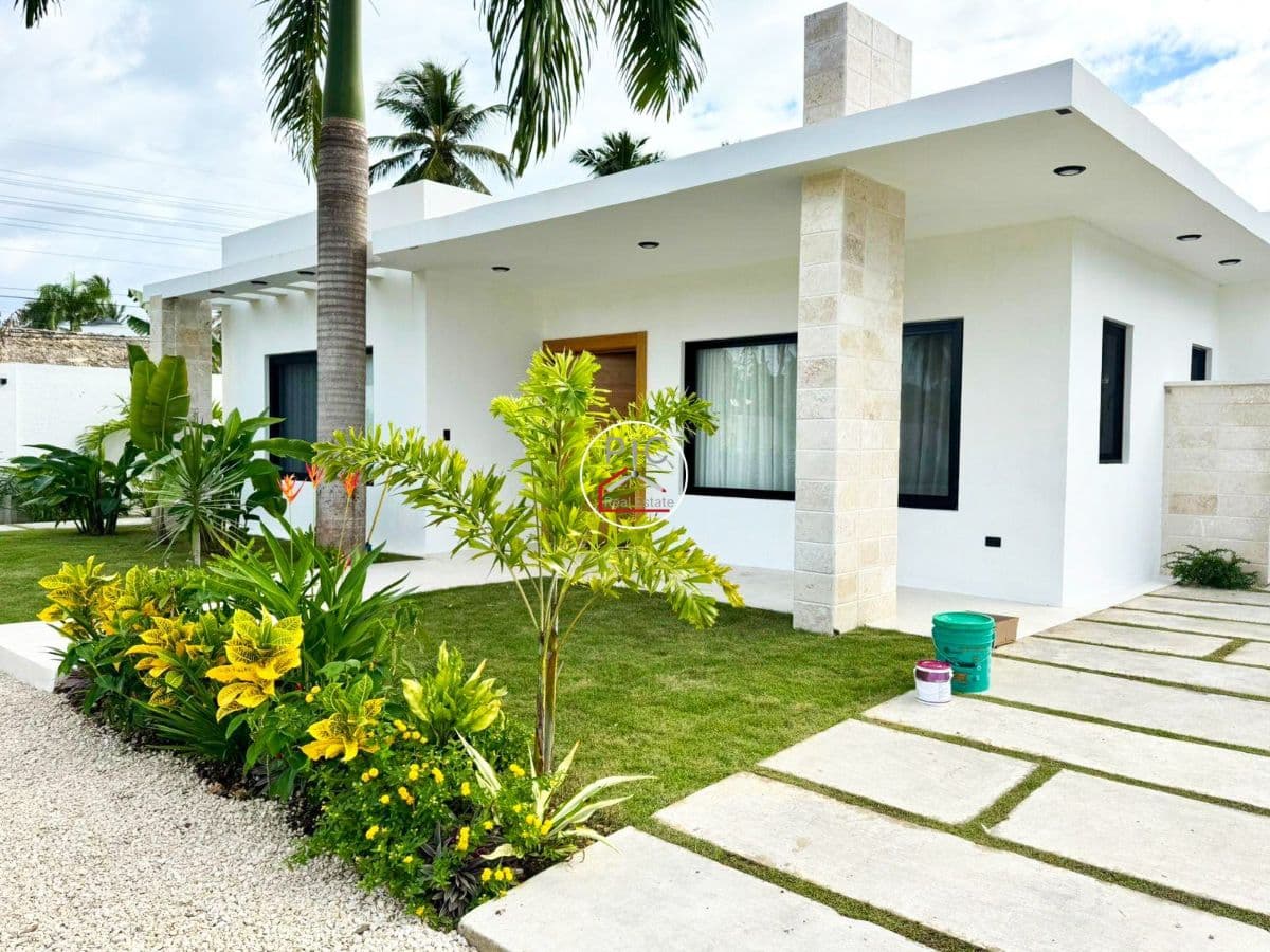 Luxury Villa with Guesthouse in Prime Tropical Setting - Image 5