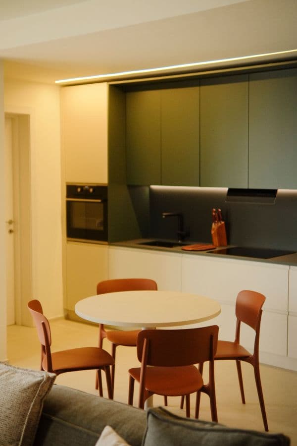 EXCLUSIVELY FURNISHED APARTMENT AT TRACADERO LODGE - Image 2