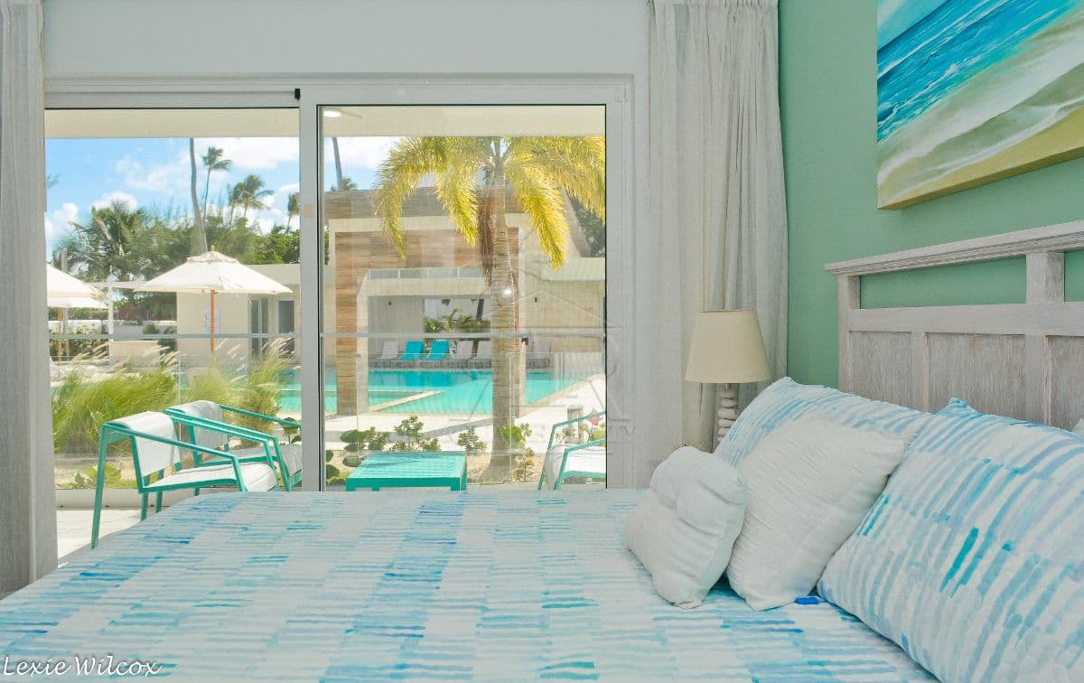 Luxury furnished 1 bedroom condo steps to the beach - Image 1