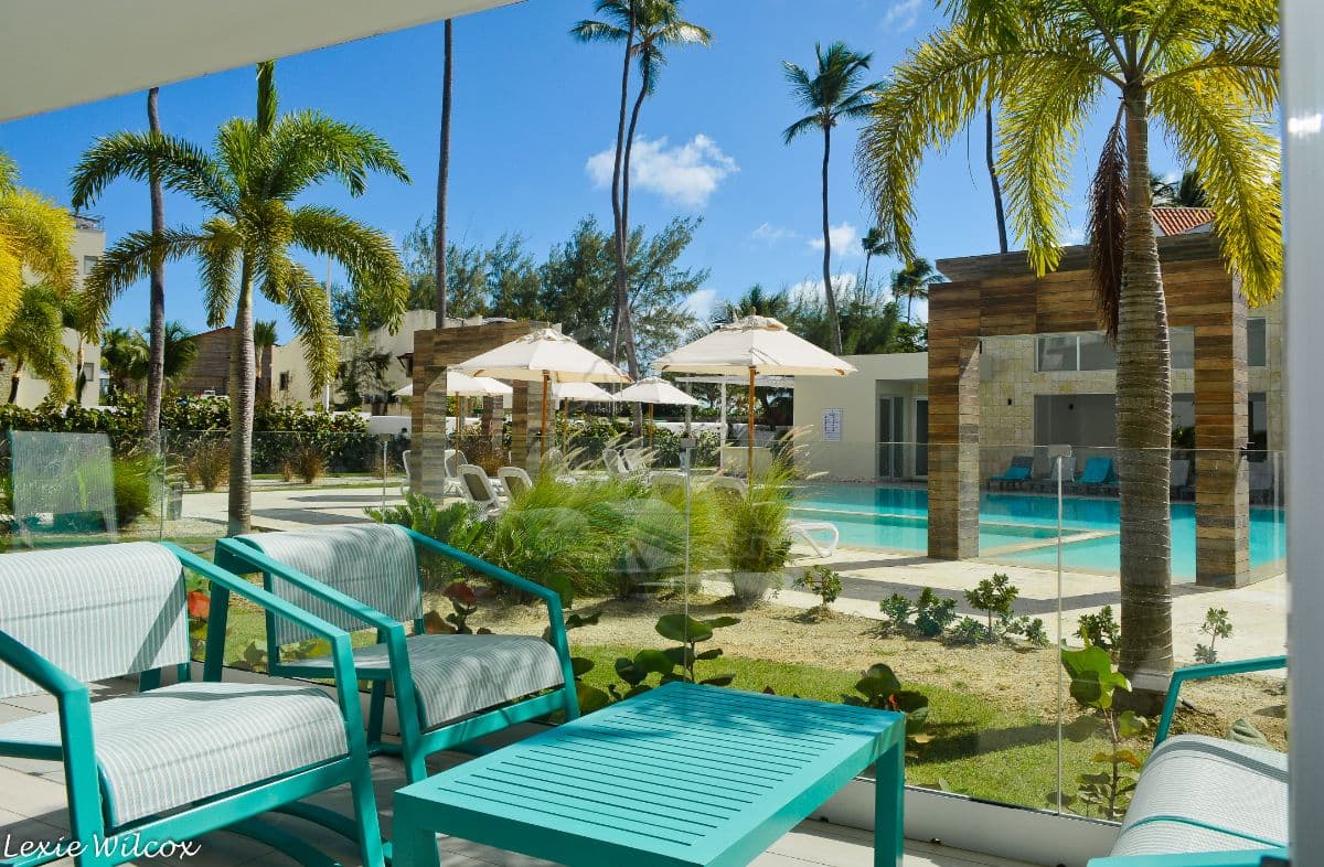 Luxury furnished 1 bedroom condo steps to the beach - Image 3