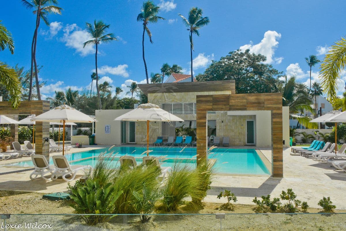Luxury furnished 1 bedroom condo steps to the beach - Image 5