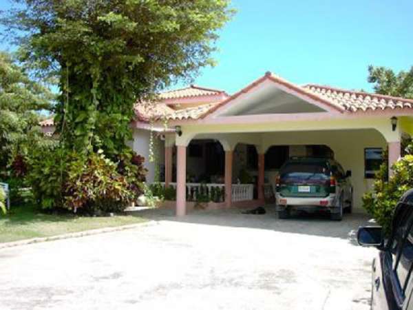 3 Bedroom Villa Close To The Beach With Lush