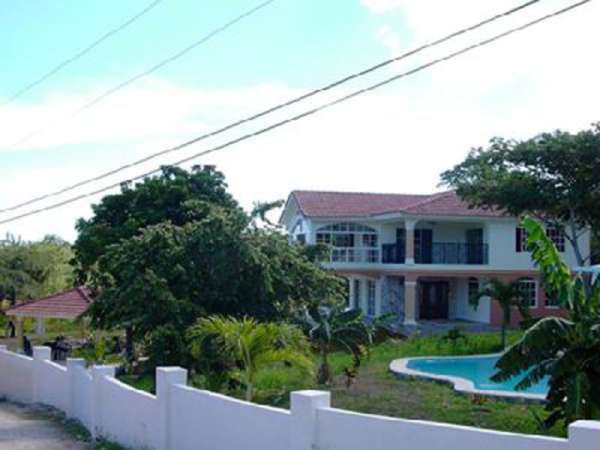 5 Bedroom Villa, Complete With A Beautiful Pool In