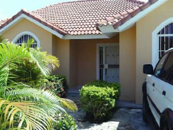 Attractive Spacious Villa Near The Beach In